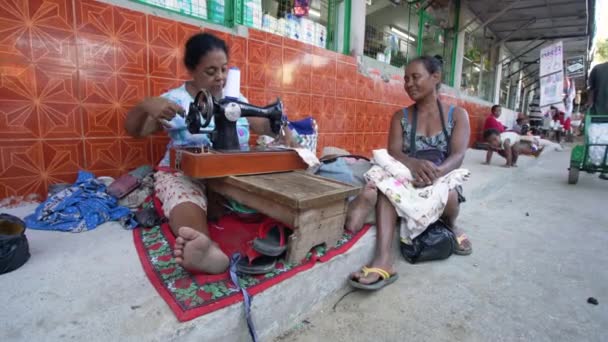 Toliara Madagaskar May 2019 Ukendte Madagaskiske Kvinder Sidder Jorden Gaden – Stock-video
