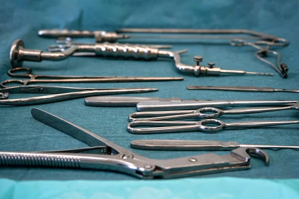 蓝色布上的一套钢制外科工具 移动医疗帐篷用的真正工具 — 图库照片