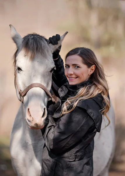 Mladá Žena Stojí Vedle Bílého Arabského Koně Drží Uši Svítí — Stock fotografie