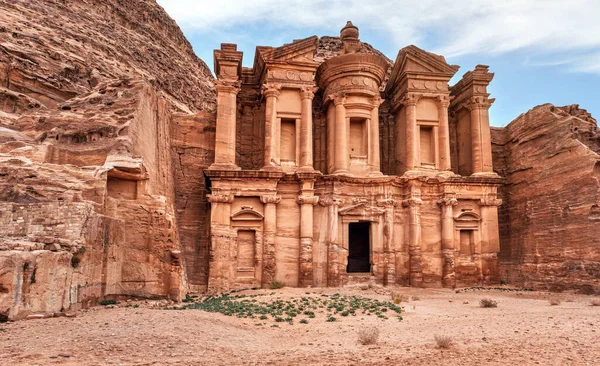 Deir Μονή Ερείπια Σκαλισμένα Βραχώδη Τοίχο Στην Πέτρα Ιορδανία — Φωτογραφία Αρχείου