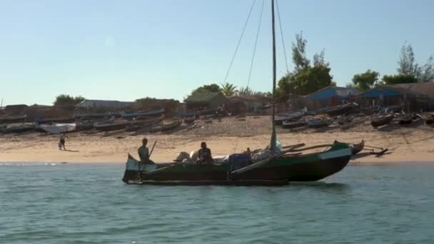 マダガスカルのアナカオ 2019年5月3日 海岸近くの小さな漁船からの眺め ビーチ近くのボートとマダガスカルの漁師 遠くの家 — ストック動画