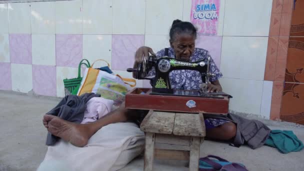 Toliara Madagaskar May 2019 Nieznana Starsza Malgaska Kobieta Siedząca Ziemi — Wideo stockowe