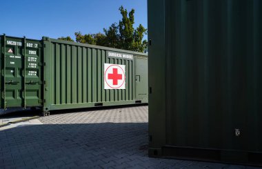 Brno, Çek Cumhuriyeti - 08 Ekim 2021: Yeşil metal ordu konteynır kutusu - Kızıl haçlı cerrahi modül - IDET askeri ve savunma fuarı sırasında saha ambulansı gösterisi olarak kurulur