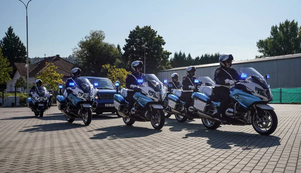 Brno, Çek Cumhuriyeti - 08 Ekim 2021: Çek Cumhuriyeti başkanının IDET savunma fuarındaki zırhlı muhafız birliği tanıtımı sırasında yavaş giden, önemli şahıs ulaşımını koruyan bir grup polis ağır motosikleti