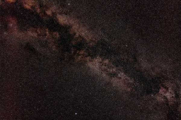 夜空中 许多恒星在秃鹫星座和天鹅座周围都有银河 银河与北美星云相映成趣 长期曝光堆放的照片 — 图库照片