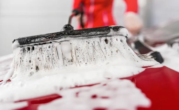 Młoda Kobieta Czyści Samochód Myjni Samochodowej Szczegóły Zbliżenie Białej Pianki — Zdjęcie stockowe