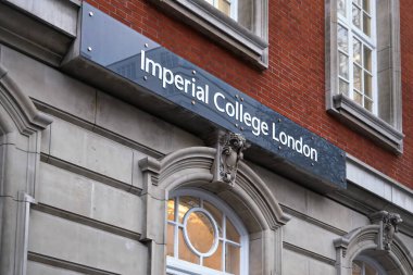 Londra, Birleşik Krallık - 01 Şubat 2019: İmparatorluk Koleji tabelası bu araştırma üniversitesinin pencerelerinden birinin üzerinde. 1907 yılında kurulmuş olup dünyanın en iyi 10 üniversitesinde yer almaktadır (2020 itibariyle).)