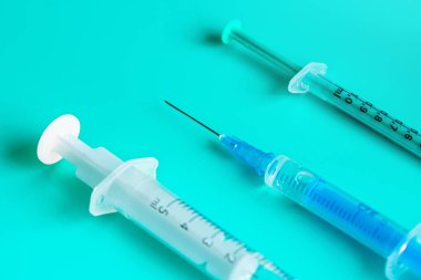 Cyan tablosunda hipodermik şırınga ve iğneler var.