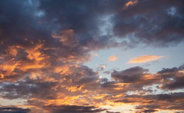 Dramatik turuncu öğleden sonra güneşi koyu mavi günbatımı gökyüzünde, doğa arka planında.