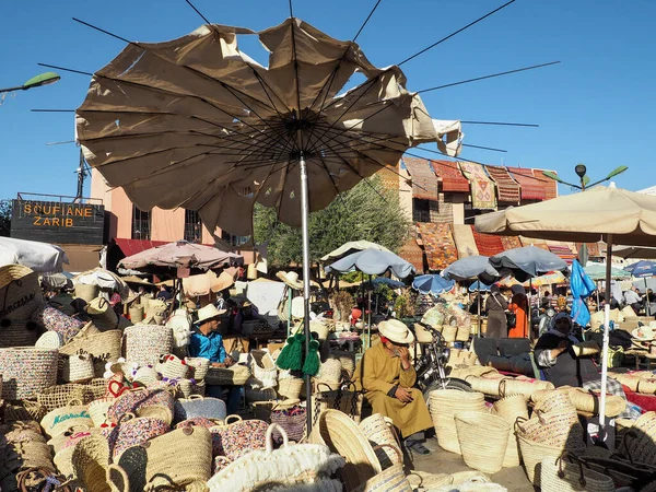 Marrakesch Marokko Dezember 2019 Unbekannter Einheimischer Verkauft Strohkörbe Und Taschen — Stockfoto