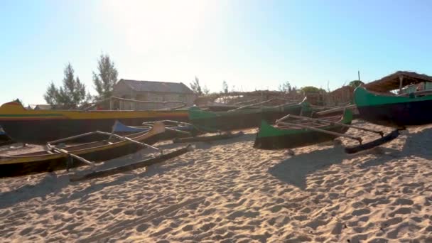 Anakao Madagaskar Maj 2019 Grupp Små Fiskebåtar Väntar Vid Sandstrand — Stockvideo