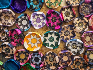 Renkli deri el sanatları kasesi geleneksel çarşıda sergileniyor. Fas 'ta tipik bir cadde.