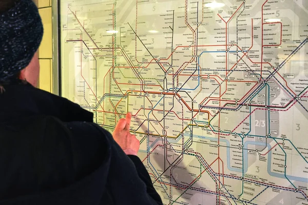Londra Regno Unito Febbraio 2019 Una Donna Anziana Indica Mappa — Foto Stock