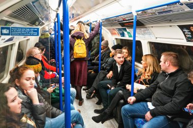 Londra, Birleşik Krallık - 02 Şubat 2019: Kış kıyafetleri içinde birçok yolcuyla birlikte Kuzey Hattı yeraltı treni