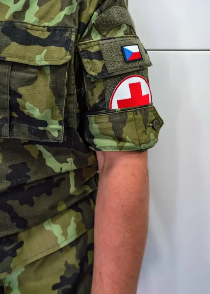 Брно Чехия Октября 2021 Года Знак Красного Креста Чешский Флаг — стоковое фото