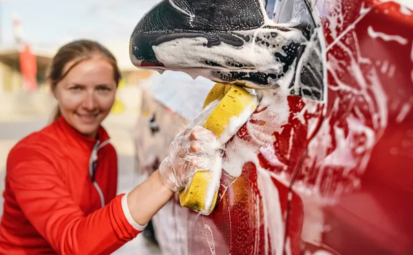 Genç Bir Kadın Arabasının Kenarını Temizliyor Elinde Sarı Sünger Tutan — Stok fotoğraf