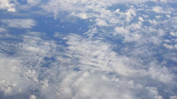 Widok Okna Samolotu Latanie Nad Puszystymi Chmurami Oświetlonymi Słońcem — Wideo stockowe