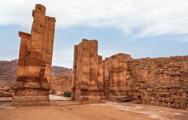 Petra, Ürdün 'deki kemerli kapının kalıntıları.