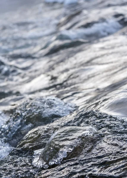 Речная Вода Текущая Рядом Покрытым Льдом Камнем Подробности Крупным Планом — стоковое фото
