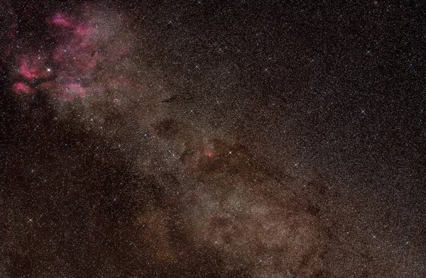 夜空中 许多恒星环绕天鹅座 银河般的方式环绕天鹅座 红紫色星云环绕天鹅座 长期曝光堆放的照片 — 图库照片