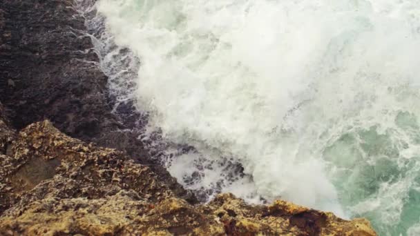Moře Naráží Skalnatý Břeh Zelená Voda Stříká Vytváří Bílou Pěnu — Stock video