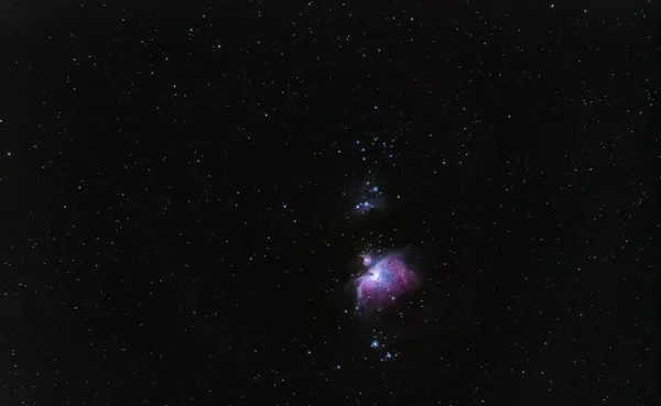 冬夜的天空 有紫色的猎户座星云 有许多可见的星星 — 图库照片