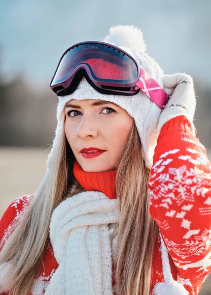 Молодая Женщина Красном Зимнем Свитере Белая Шляпа Лыжные Очки Размытый — стоковое фото