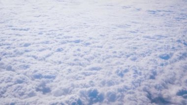 Ticari uçaklardan görüldüğü gibi düz görünen yumuşak bulutlar.