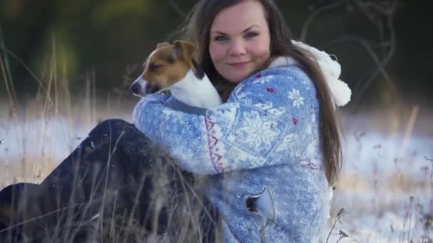 Kışlık Ceketli Genç Bir Kadın Karla Kaplı Zeminde Oturuyor Elinde — Stok video