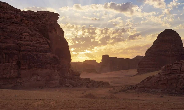 사우디아라비아 풍경인 바위투성이 사막에 이비치고 — 스톡 사진