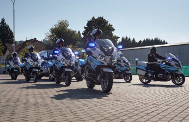 Brno, Çek Cumhuriyeti - 08 Ekim 2021: Çek Cumhuriyeti başkanının IDET savunma fuarındaki zırhlı muhafız birliği tanıtımı sırasında yavaş giden, önemli şahıs ulaşımını koruyan bir grup polis ağır motosikleti