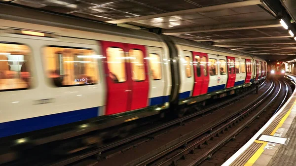 Londres Reino Unido Fevereiro 2019 Comboio Linha Subterrânea Chegando Estação — Fotografia de Stock