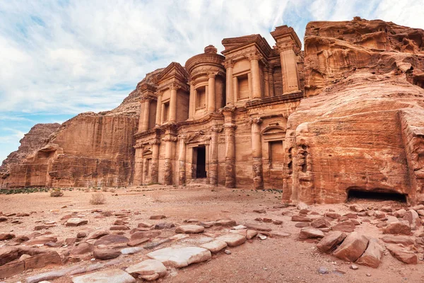 Deir Monastery Руїни Висічені Скелястій Стіні Півмісяць Вгорі Петрі Йордан — стокове фото