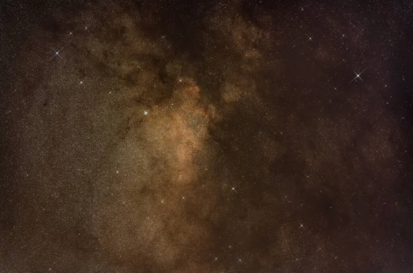 靠近Scutum星座的有银河的夜空 右边最亮的恒星是Eta Serpentis 属于中野鸭星团中的小群恒星 长期曝光天文照片 — 图库照片