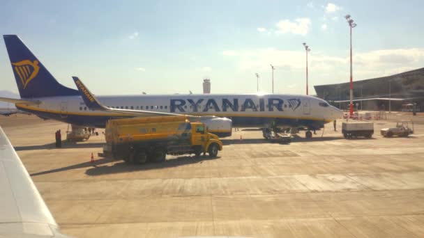 Eilat Israel Januari 2020 Personil Darat Mempersiapkan Pesawat Ryanair Untuk — Stok Video