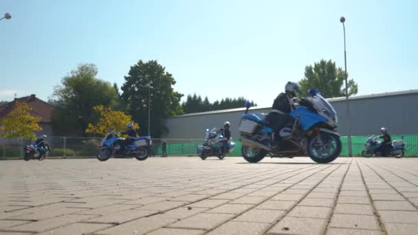 ブルノ チェコ 2021年10月8日 重警察のオートバイのグループは ゆっくりと乗って Idet防衛フェアでチェコ大統領装甲ガードユニットのプレゼンテーション — ストック動画