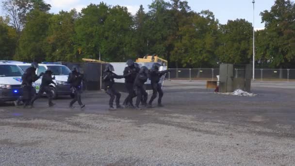 ブルノ チェコ 2021年10月8日 武装した攻撃者に直面している黒い装甲ベストとヘルメットの警察部隊のグループ 犬に中和されてる 法執行公正のためのデモ — ストック動画