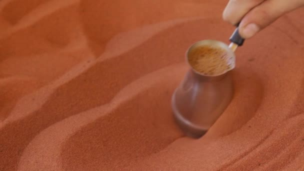 用传统的阿拉伯语 Cezve或Ibrik 土耳其小鸡锅 在街上煮的咖啡放入红热的沙子中 直到液体沸腾 — 图库视频影像