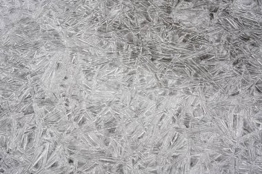 Donmuş nehir üzerindeki buz yapılar gibi kristal oluşturur, yukarıdan yakın çekim makro detayı - soyut kış arkaplanı