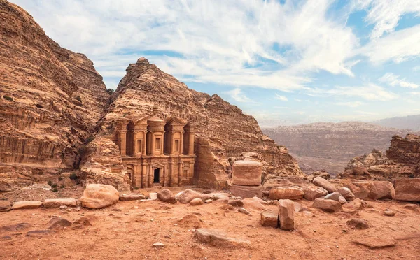 Deir 修道院 ペトラ ジョーダン 山岳地帯の背景で岩壁に刻まれた遺跡 — ストック写真