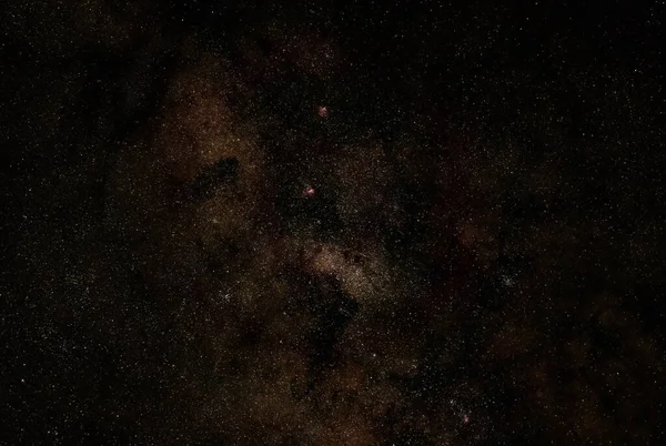 靠近Scutum星座 紫色欧米茄 鹰和Triffid星云的有银河的夜空 长期曝光堆放的照片 — 图库照片