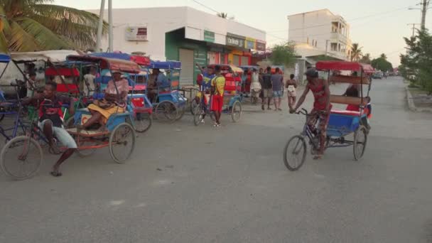Toliara Madagaskar Května 2019 Typická Večerní Scéna Hlavní Silnici Procházky — Stock video