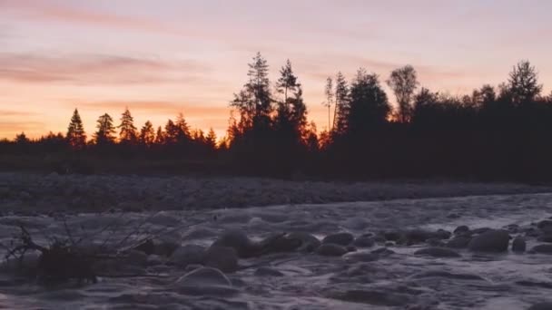 Abendliche Szenerie Fluss Baumsilhouetten Felsigen Ufer Mit Sonnenuntergang Farbigen Himmel — Stockvideo