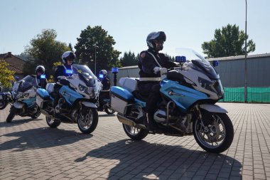 Brno, Çek Cumhuriyeti - 08 Ekim 2021: Çek Cumhuriyeti başkanının IDET savunma fuarındaki zırhlı muhafız birliği tanıtımı sırasında yavaş giden, önemli şahıs ulaşımını koruyan bir grup polis ağır motosikleti