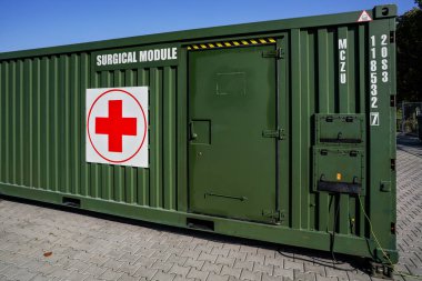 Brno, Çek Cumhuriyeti - 08 Ekim 2021: Yeşil metal ordu konteynır kutusu - Kızıl haçlı cerrahi modül - IDET askeri ve savunma fuarı sırasında saha ambulansı gösterisi olarak kurulur