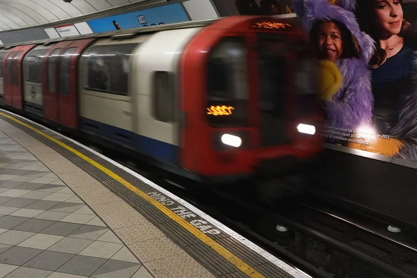 Londyn Wielka Brytania Lutego 2019 Londyńska Stacja Metra Jak Pociąg — Zdjęcie stockowe
