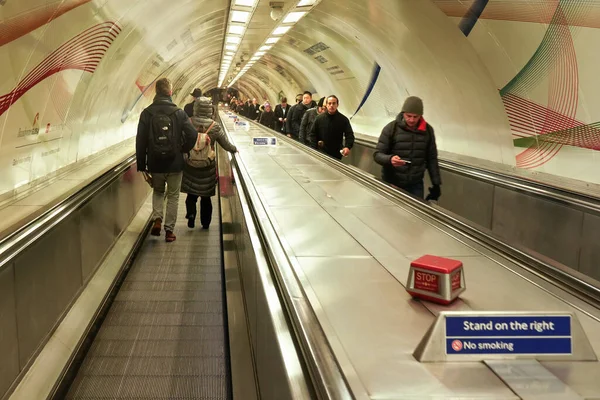 Londres Reino Unido Febrero 2019 Viajando Por Las Escaleras Mecánicas —  Fotos de Stock