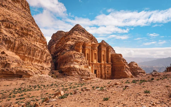 Deir 修道院 ペトラ ジョーダンの岩壁に刻まれた遺跡 青い空の背景を持つ山岳地帯 — ストック写真