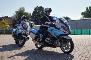 Brno, Çek Cumhuriyeti - 08 Ekim 2021: Çek Cumhuriyeti başkanının IDET savunma fuarındaki zırhlı muhafız birliği tanıtımı sırasında yavaş giden, önemli şahıs ulaşımını koruyan bir grup polis ağır motosikleti