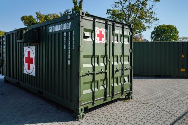 Brno, Çek Cumhuriyeti - 08 Ekim 2021: Yeşil metal ordu konteynır kutusu - Stomatoloji modülü - Kızıl haç ile, IDET askeri ve savunma fuarı sırasında sahra ambulansı gösterisi olarak kurulur